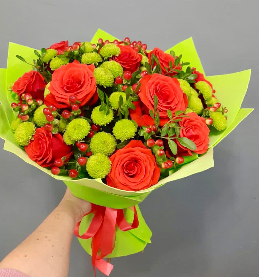 Букет цветов из: Хризантемы и Розы в Лобне