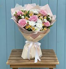 Букет цветов из:  Гвоздики, Орхидеи и Розы в Лобне