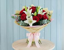 Букет цветов из:  Лилии и Розы в Лобне