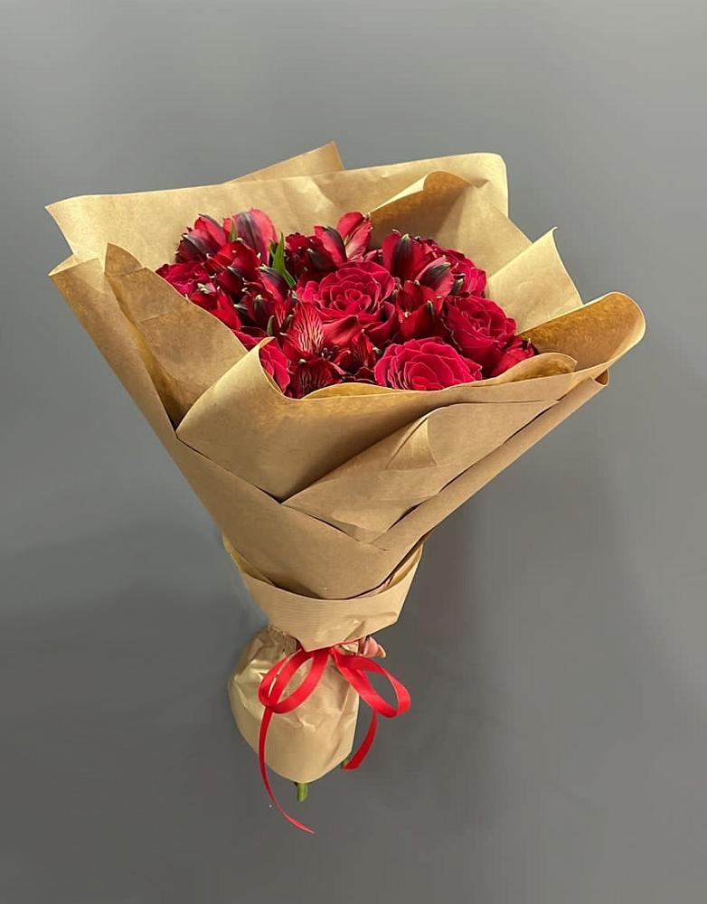 Букет цветов из: Альстромерии и Розы в Лобне