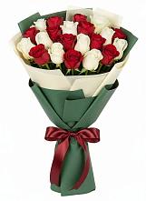 Букет Микс из красных и белых роз в Лобне