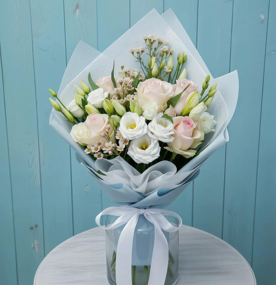 Букет цветов из: Розы и Лизиантусы в Лобне