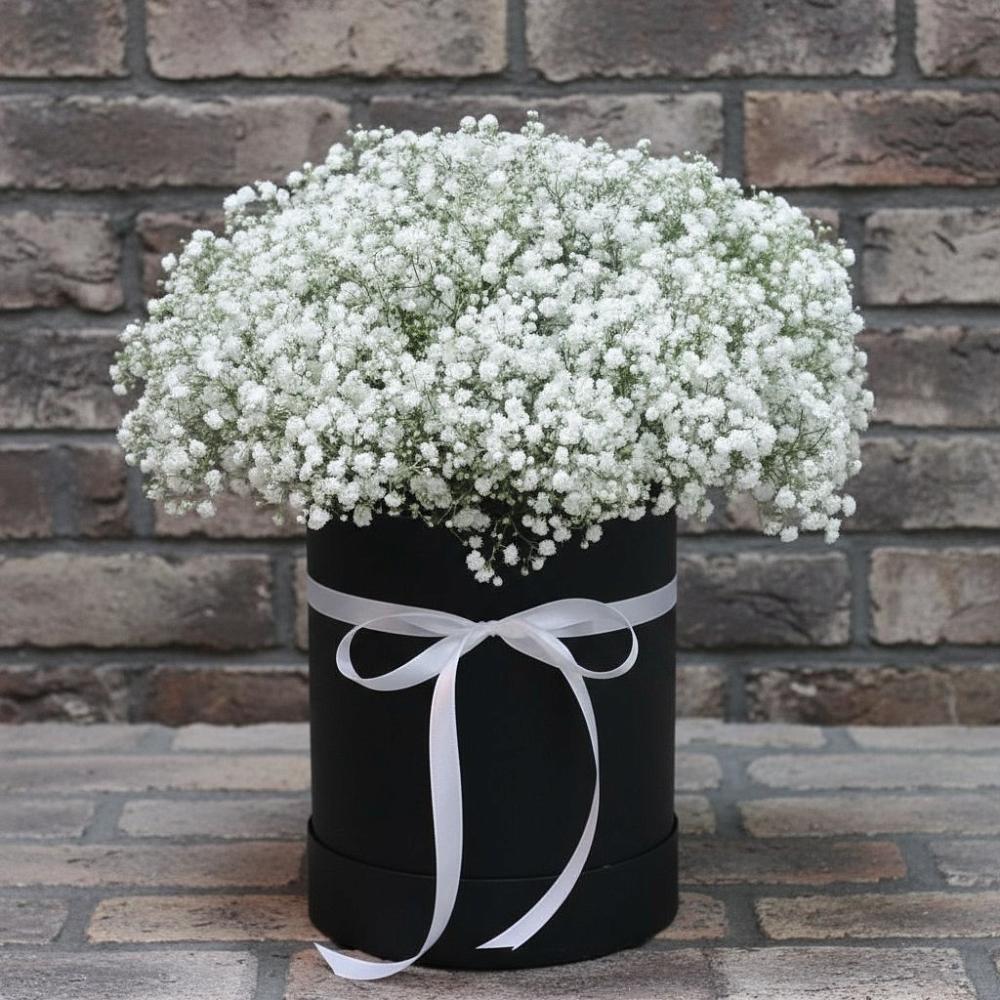 Цветочная композиция из Гипсофила в шляпной коробке в Лобне