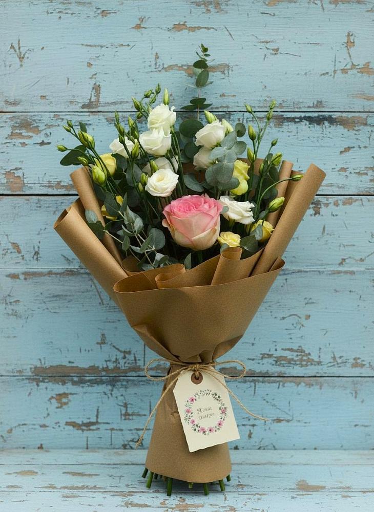 Букет цветов из: Розы и Лизиантусы в Лобне