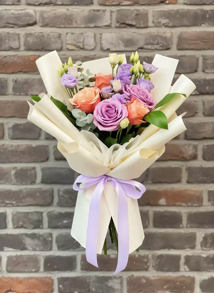 Букет цветов из: Лизиантусы и Розы в Лобне