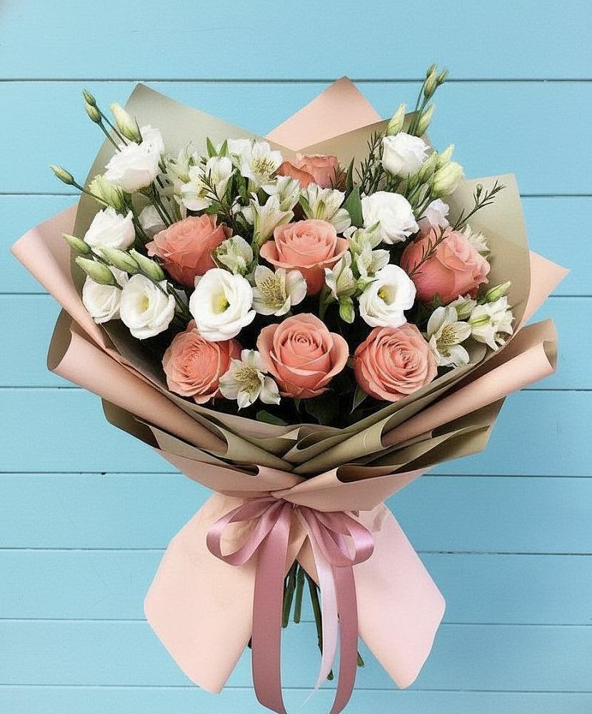 Букет цветов из: Розы, Альстромерии и Лизиантусы в Лобне