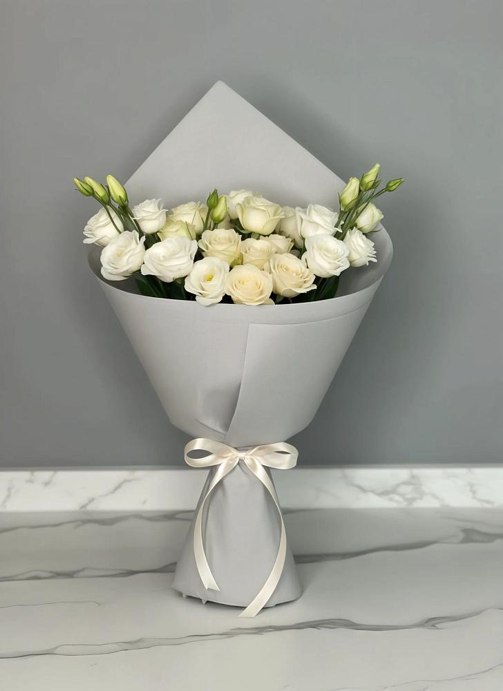 Букет цветов из: Розы и Лизиантусы в Лобне