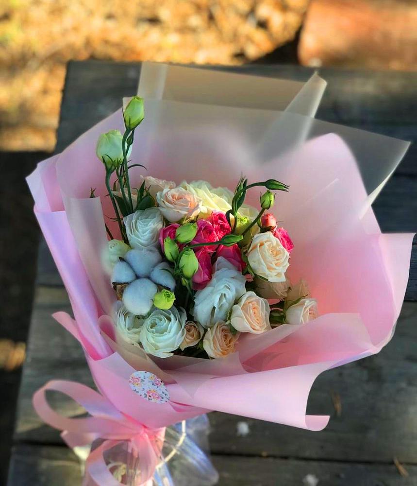 Букет цветов из: Розы и Лизиантусы в Лобне