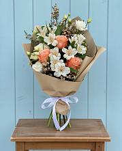 Букет цветов из:  Альстромерии, Лизиантусы, Розы и Хризантемы в Лобне