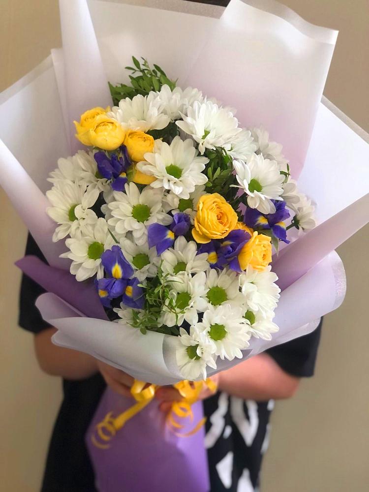 Букет цветов из: Ирисы, Хризантемы и Розы в Лобне