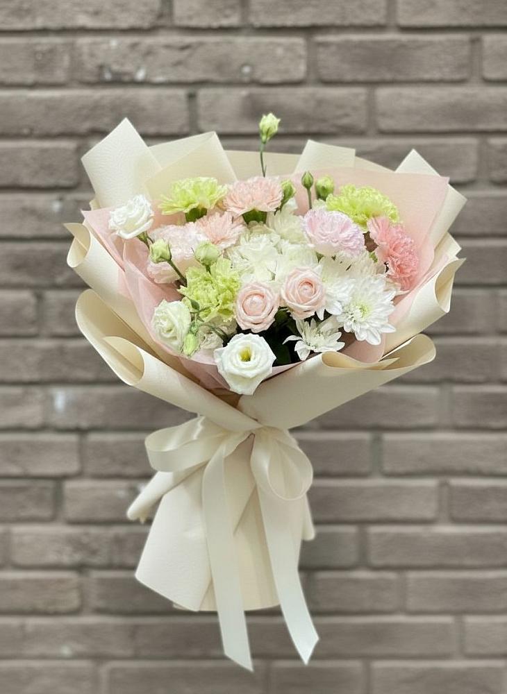 Букет цветов из: Гвоздики, Розы, Лизиантусы и Хризантемы в Лобне