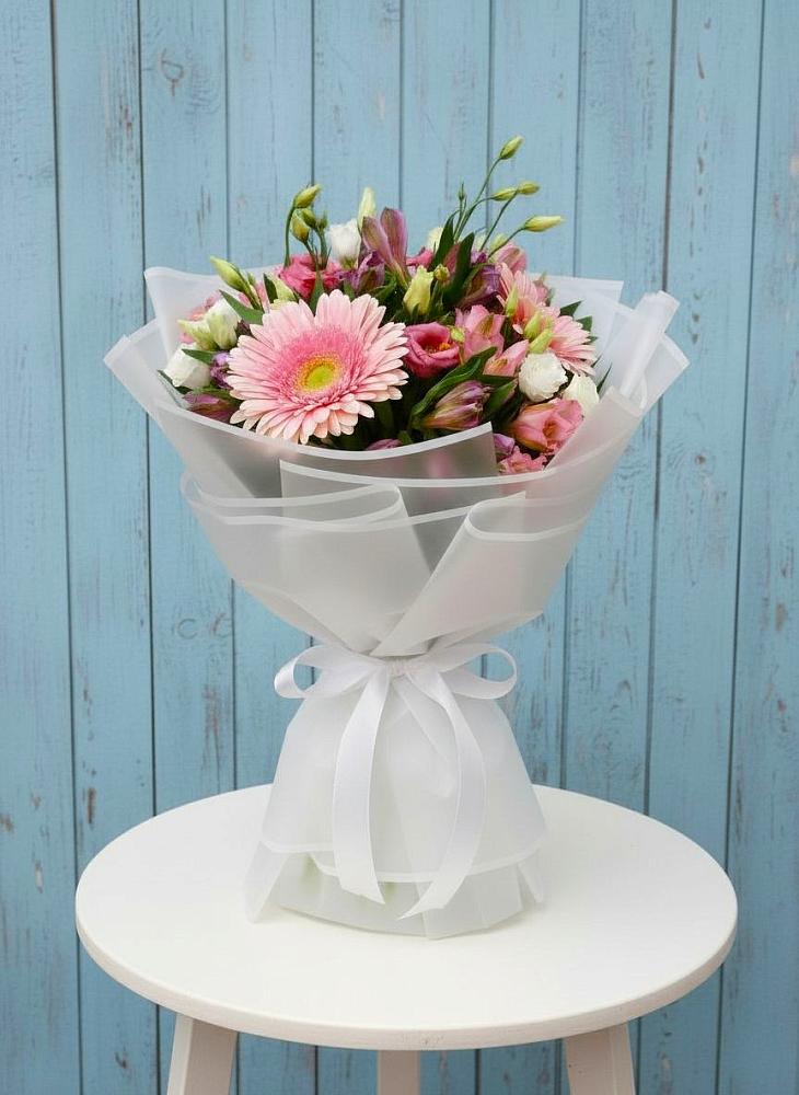 Букет цветов из: Герберы, Альстромерии и Лизиантусы в Лобне