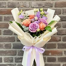 Букет цветов из:  Лизиантусы и Розы в Лобне