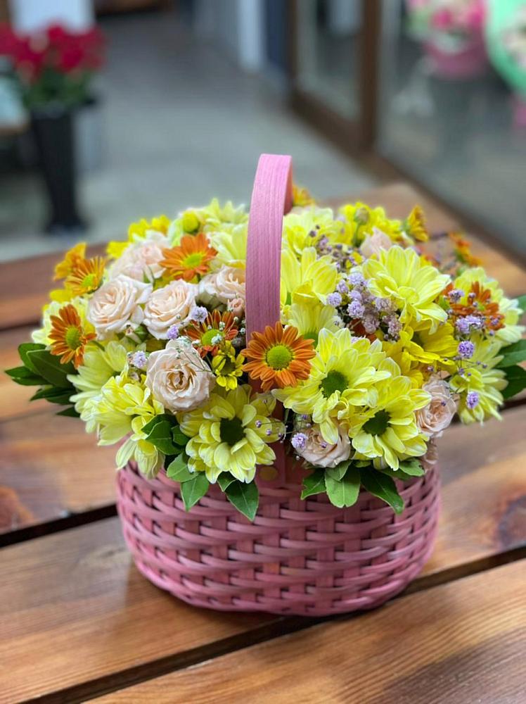 Цветочная композиция из Хризантемы и Розы в корзине в Лобне