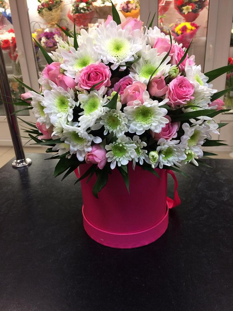 Цветочная композиция из Розы и Хризантемы в шляпной коробке в Лобне