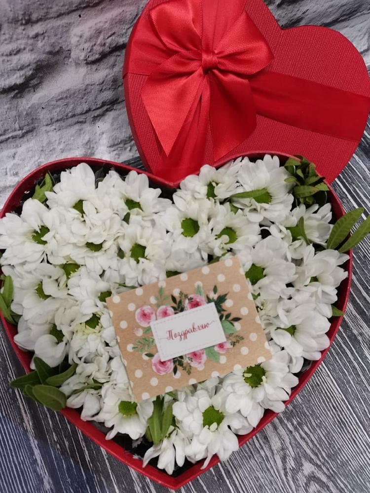 Цветочная композиция из Хризантемы в виде сердца в Лобне