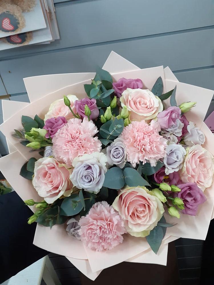 Букет цветов из: Розы, Гвоздики и Лизиантусы в Лобне