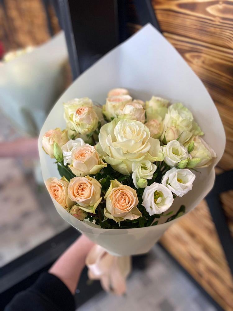 Букет цветов из: Розы и Лизиантусы в Лобне