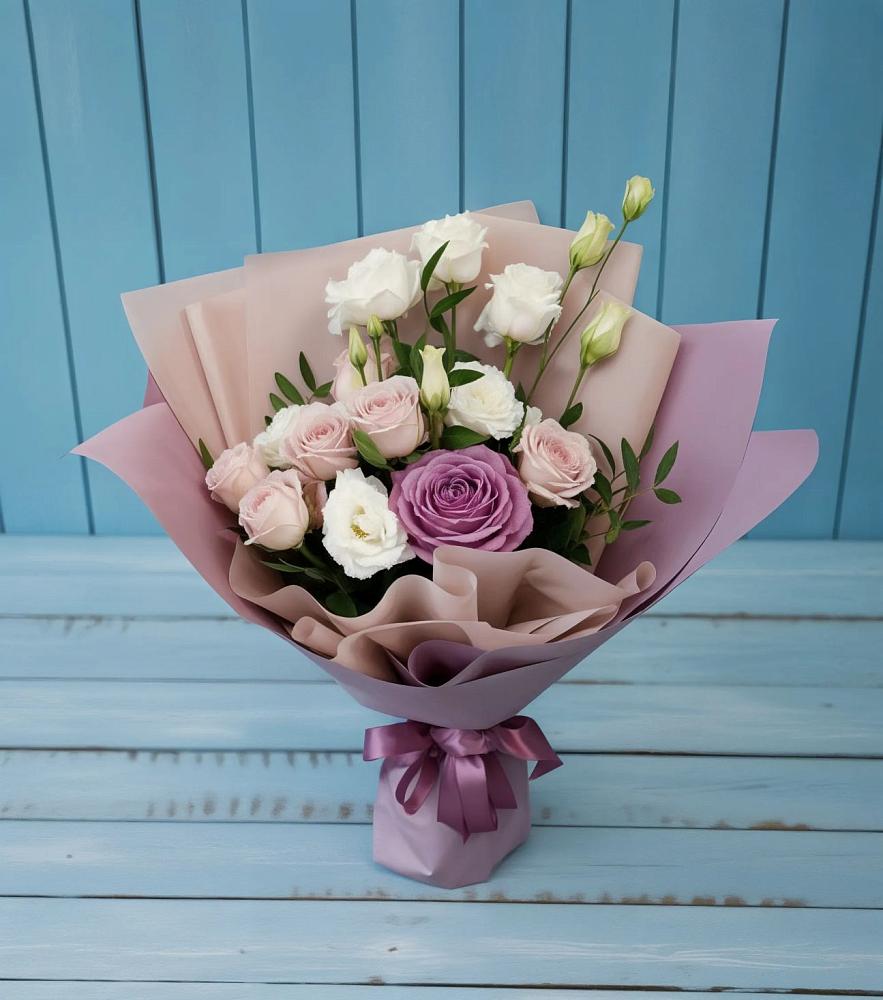 Букет цветов из: Розы и Лизиантусы в Лобне